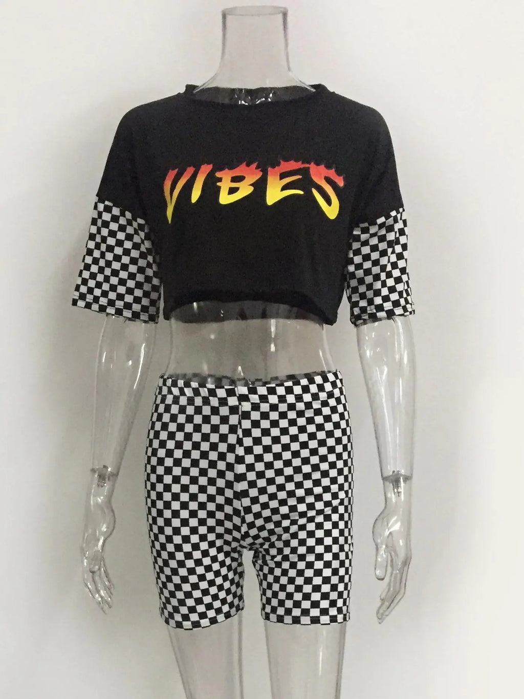 Conjunto de shorts ajustados y top corto de estilo urbano a la moda