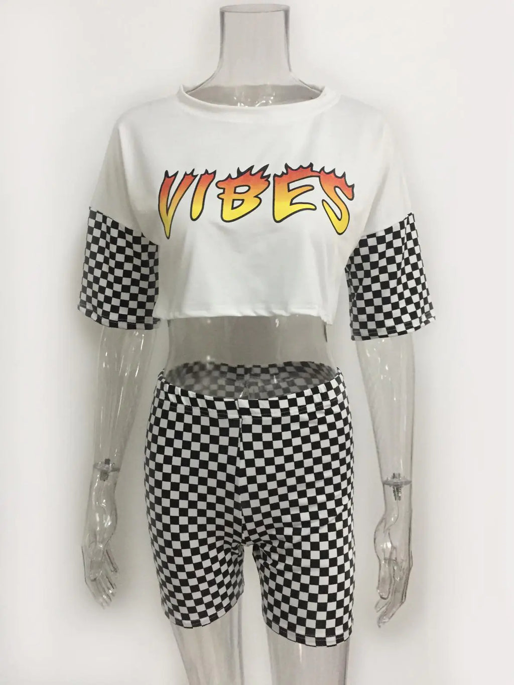 Conjunto de shorts ajustados y top corto de estilo urbano a la moda